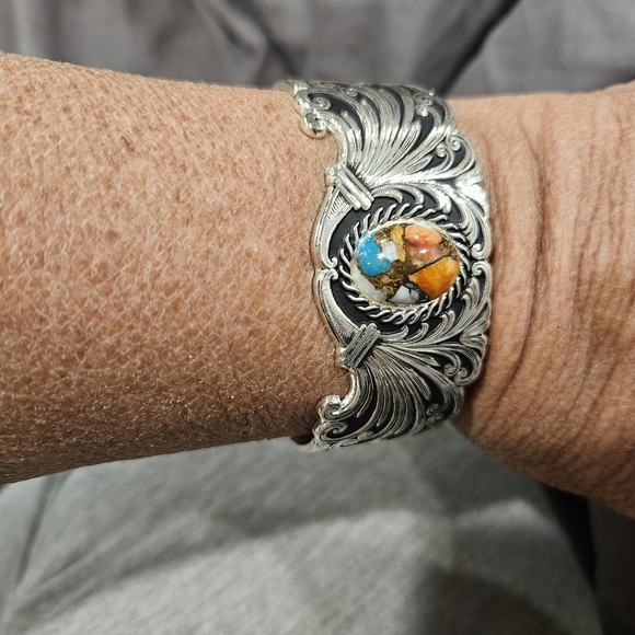 Silver And Spiny Montana Silversmith Bracelet - Picture 4 of 6